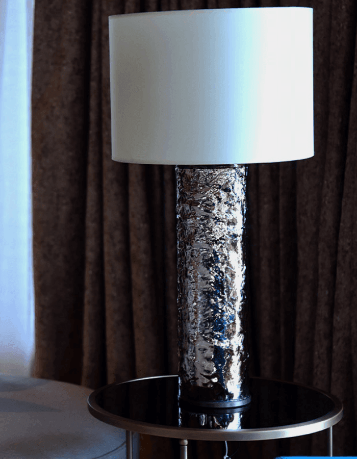 Bespoke table lamp II Teknik Bilgiler: Switch on cable e 14 bulb Taban: Painted Aluminum Gövde: Glass Cam: Borosilicate Glass Boyutlar: Yükselik: 62 cm Çap: 13 cm Gönderim: 7 ila 14 iş günü içerisinde kargoya teslim edilir. Bespoke table lamp II - hiandco