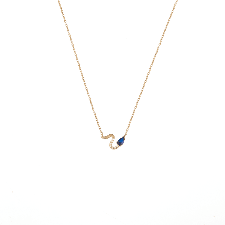 Blue Snake Kolye Yılandan esinlenerek mavi ve beyaz zirkon taşların kullanıldığı altın kaplama bir tasarımdır. 925 ayar gümüş üzeri saf altın kaplamadır. Üzerinde kullanılan taşların cinsi zirkondur. Boyutlar: Uzunluğu 40 + 5 cm Malzeme: 925 ayar gümüş -