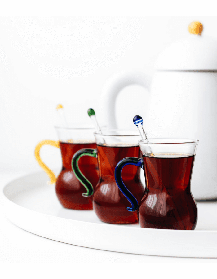 Çay Bardağı Amber Sunumlar renkleniyor… Kendinize bir güzellik yapın! Zarif tasarımı ile oldukça kibar bir görünüme sahip olan renkli kulplu el yapımı üfleme cam çay bardakları sunumlarınıza değer katacak. Ürün Detayları %100 el yapımı, ısıya dayanaklı üf