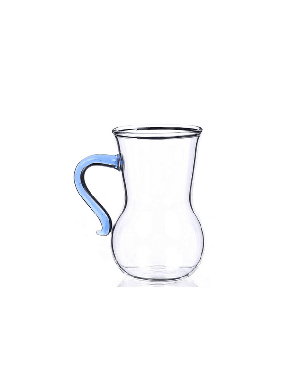 Çay Bardağı Mavi Sunumlar renkleniyor… Kendinize bir güzellik yapın! Zarif tasarımı ile oldukça kibar bir görünüme sahip olan renkli kulplu el yapımı üfleme cam çay bardakları sunumlarınıza değer katacak. Ürün Detayları %100 el yapımı, ısıya dayanaklı üfl