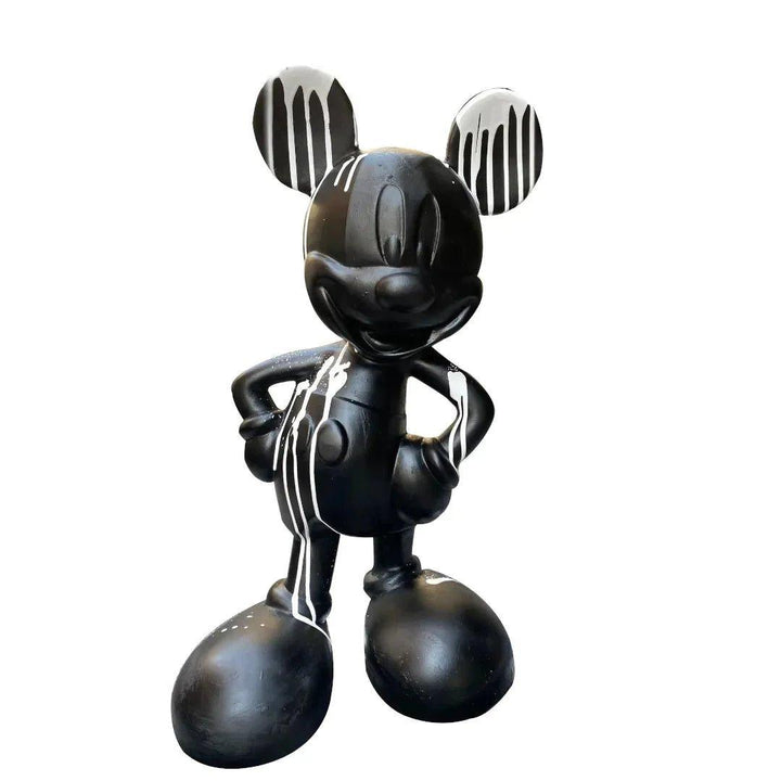 Desen Mickey Mickey Mouse, Walt Disney tarafından yaratılmış bir çizgi film karakteridir. İlk olarak 1928'de "Steamboat Willie" adlı çizgi filminde görülmüştür ve o zamandan beri birçok Disney yapımında yer almıştır. Mickey, büyük siyah kulakları, beyaz e