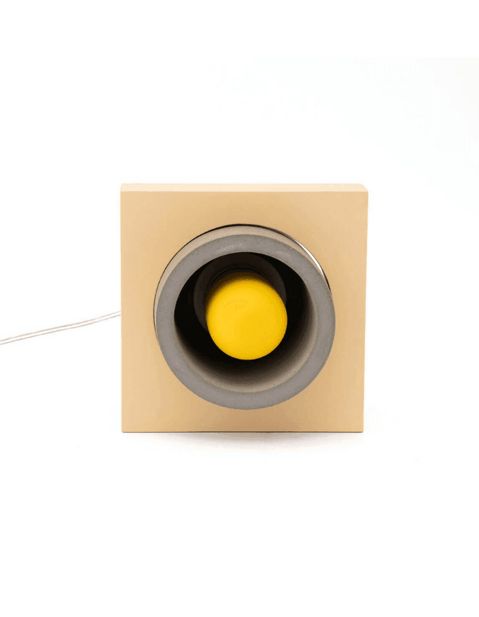 Donut - Renkli Beton Masa Lambası Donut; Tatlı ve kalorili aydınlatma modeli. Beton kullanılarak üretilen bu ürün %100 el işçiliği ile boyanarak tamamlanmıştır. Bulunduğu ortama loş bir aydınlatma sağlayan dekoratif masaüstü aydınlatma modelimizdir. Mekan