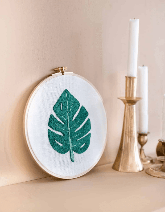 Embroidery – Monstera Embroidery(El Nakışı Pano) Hakkında: Bitki bakımında iyi olmayanlar için evi yeşillendirmenin yolu bulundu! Her bir çizgisi elde işlenen, ahşap kasnak ve pirinç asma aparatlı el nakışı tabloları, ister duvar dekorasyonunuzda istersen