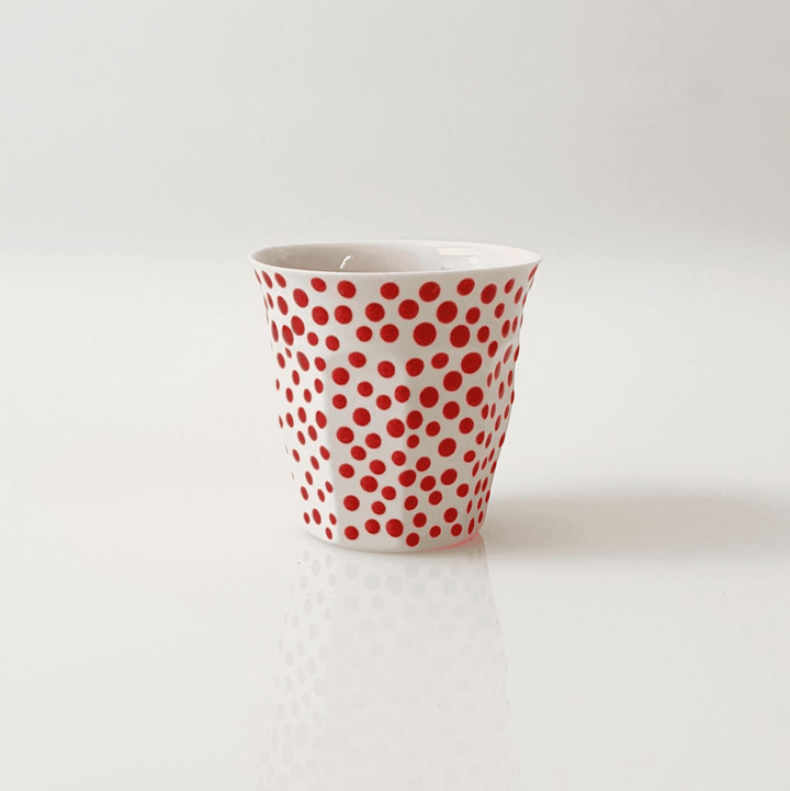Espresso, Red Dotted El yapımı bardak “Fransız Limoges” porseleninden 1250 derecede pişirilerek üretilmektedir. Kahve içmek, su içmek veya şarap içmek gibi keyifli aktivitelerde kullanılmak için sevgiyle üretildi. Bulaşık makinesinde yıkanabilir. Gıdayla