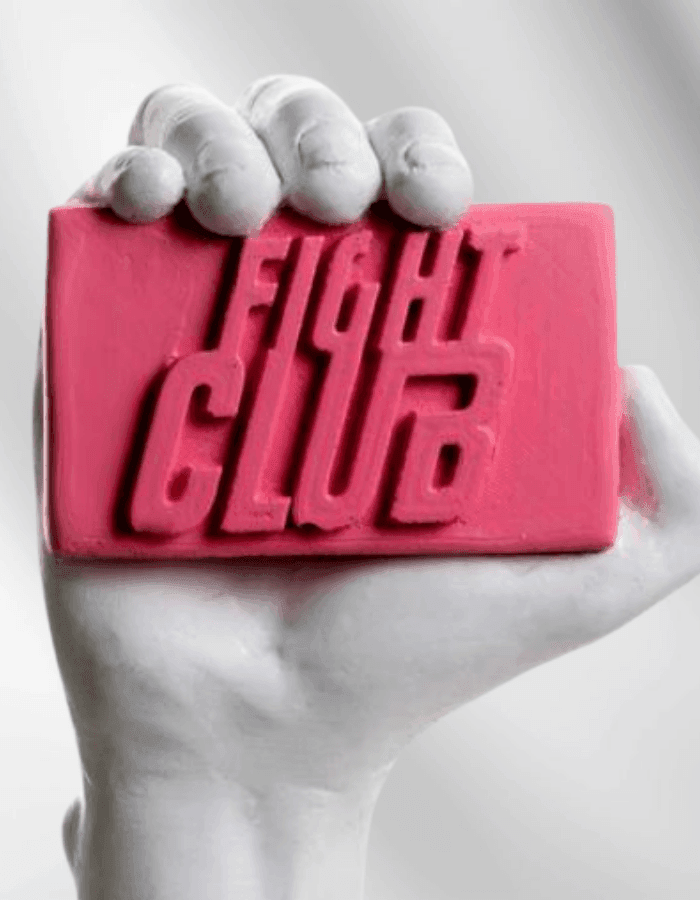 Fight Club David Fincher'in olağanüstü çalışması Dövüş Kulübü'nün simgesi olarak hatırlanıyor. Dövüş Kulübü'nden David Fincher, saplantılarımızı, alışkanlıklarımızı ve arzularımızı ve insanlığın nasıl manipüle edildiğine dair dış müdahaleleri eleştiriyor.