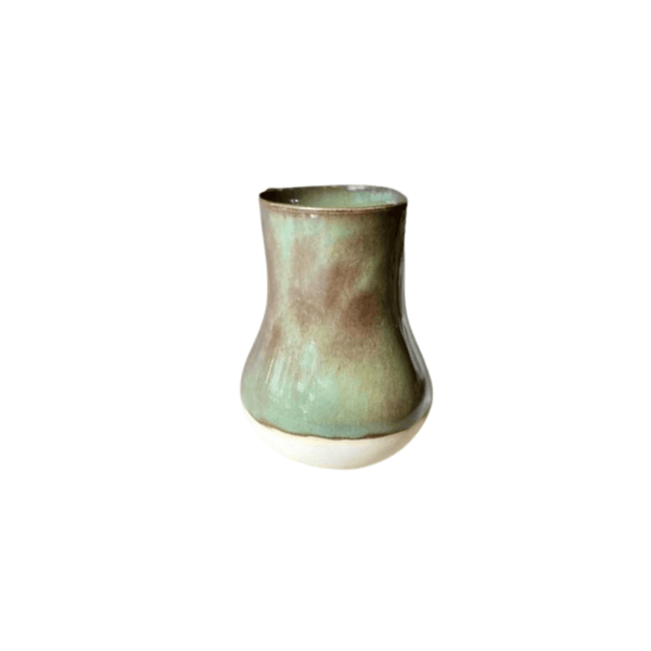 Grappa Yeşiln Bardak Ürün Hikayesi Grappa Bardak; geleneksel Türk çay bardağına modern bir bakış açısı katarak el yapımı seramik olarak tasarlandı. Detaylar: Stoneware çamur. Gıdaya uygundur. Bulaşık makinasında yıkanabilir. Migrodalga için uygundur. Boyu