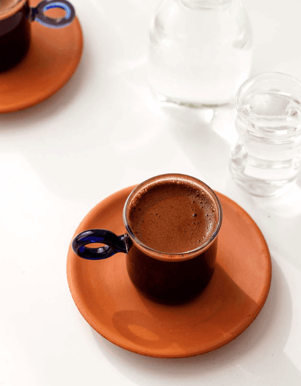 Kahve Fincanı Sunumlar renkleniyor… Özel tasarımı ve renkli kulpları ile Türk kahvesi/espresso fincanına yeni bir yorum. Zarif tasarımı ile oldukça kibar bir görünüme sahip olan renkli kulplu el yapımı üfleme cam kahve fincanları sunumlarınıza değer katac