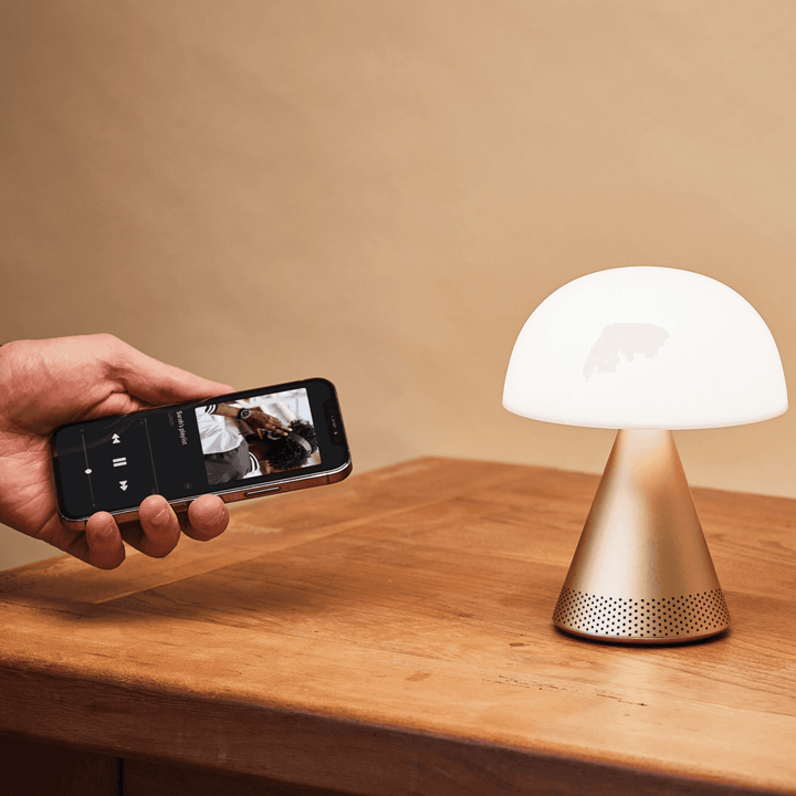 Lexon Mina L Led Lamba ve Bluetooth Hoparlör Dore Ürün Açıklaması: Alanınızı hem çok renkli ışıkla hem de etkileyici sesle doldurmak için tasarlanan Mina L Audio, 360 ° dahili Bluetooth® hoparlöre sahip şık, taşınabilir bir LED lambadır. Detaylar: Taşınab