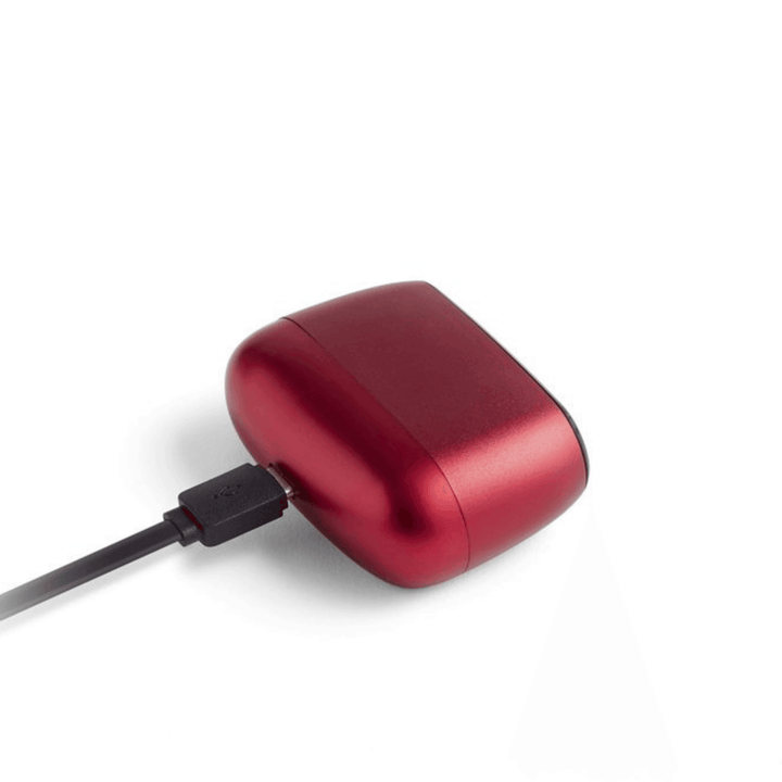 Lexon Minut Alarm Saat- Kırmızı Ürün Açıklaması: Minut avucunuza sığan şık ve minik bir çalar saattir. Ultra kompakt boyutu, komodinin üzerine kolayca yer almasını ve seyahat için taşınmasını kolaylaştırır.Ekranı aydınlatma ya da alarmı ertelemek için dok
