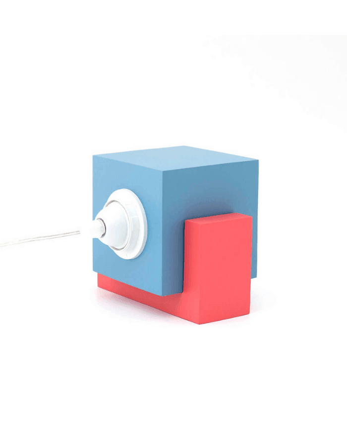 Marshmallow Masa Lambası Marhsmallow; Çok şeker, çok renkli aydınlatma modeli. Beton kullanılarak üretilen bu ürün %100 el işçiliği ile boyanarak tamamlanmıştır. Bulunduğu ortama loş bir aydınlatma sağlayan dekoratif masaüstü aydınlatma modelimizdir. Meka