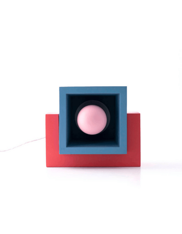 Marshmallow Masa Lambası Marhsmallow; Çok şeker, çok renkli aydınlatma modeli. Beton kullanılarak üretilen bu ürün %100 el işçiliği ile boyanarak tamamlanmıştır. Bulunduğu ortama loş bir aydınlatma sağlayan dekoratif masaüstü aydınlatma modelimizdir. Meka