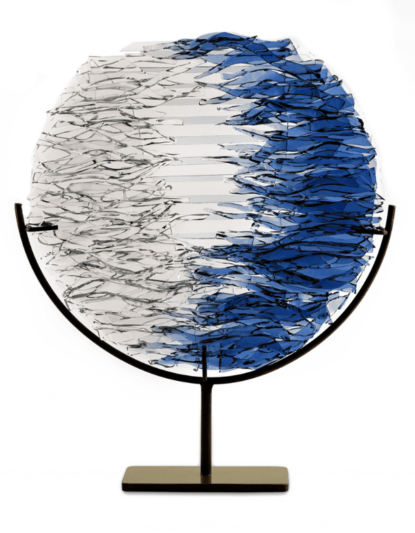 Mavi Dalga Cam Heykel Dalgalardan ilham alınarak tasarlandı. Ø25 cm x H35 cm Aksesuarlar özel üretim zanaat eseridir. Tüm ürünler görsellerdeki niteliklerine uygun üretilmektedir fakat boyut, dizilim yoğunluğundan ötürü renk, boyut ve desende küçük değişi