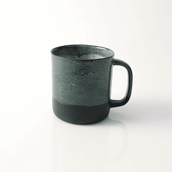 Maxi Mug Rusty Stoneware El yapımı fincan “Stoneware” çamurundan 1250 derecede pişirilerek üretilmektedir. Kahve içmek, çay içmek gibi keyifli aktivitelerde kullanılmak için sevgiyle üretildi. Bulaşık makinesinde yıkanabilir. Gıdayla ve içeceklerle teması