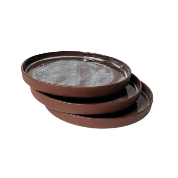 Merlot Plate No.8 El yapımı Stoneware Döküm tekniği ile üretilmiştir. 900℃ de bisküvi pişirimi , 1200℃ de sır pişirimi yapılmıştır. İthal sır kullanılmıştır, lekelenme ve solma yaşanmaz. Çamurun ham merlot u andıran gövdesi kullanılmıştır. Bulaşık makinas